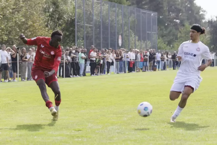 Forsch nach vorne spielen, wie hier Jeremiah Mensah (links) zuletzt gegen Wehen: Das ist die Devise der U19 des FCK gegen Köln. 