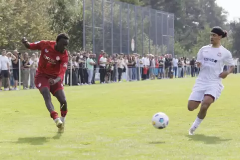 Forsch nach vorne spielen, wie hier Jeremiah Mensah (links) zuletzt gegen Wehen: Das ist die Devise der U19 des FCK gegen Köln. 