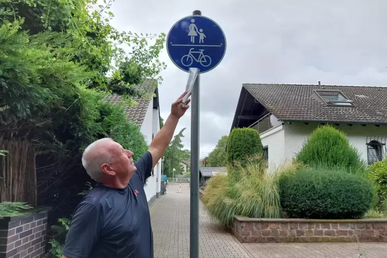 Falsch herum montiert: Das Schild weist den falschen Weg als Geh- und Radweg aus.