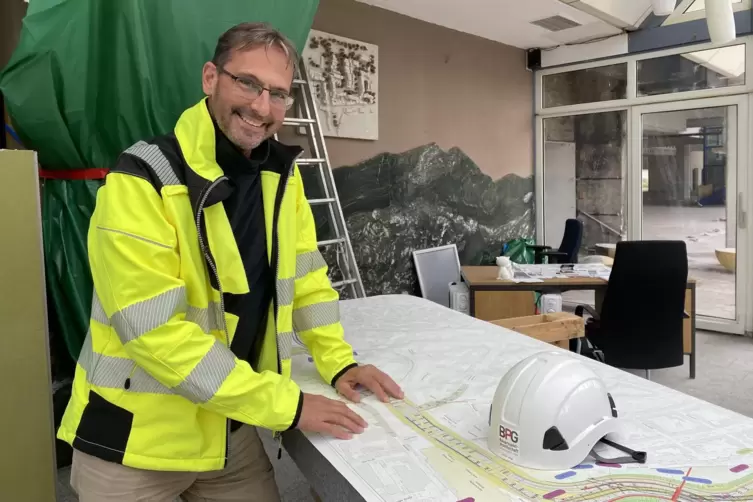 Dieter Jung in seinem Büro erklärt geduldig. 