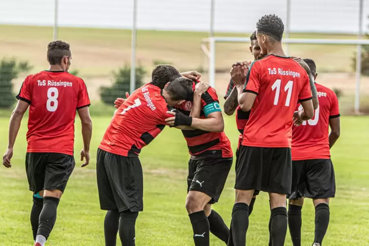 Von 2019 bis 2022 ein gewohntes Bild auf dem Rüssinger Sportplatz: eine Jubeltraube aus ausländischen Spielern, einige waren ill