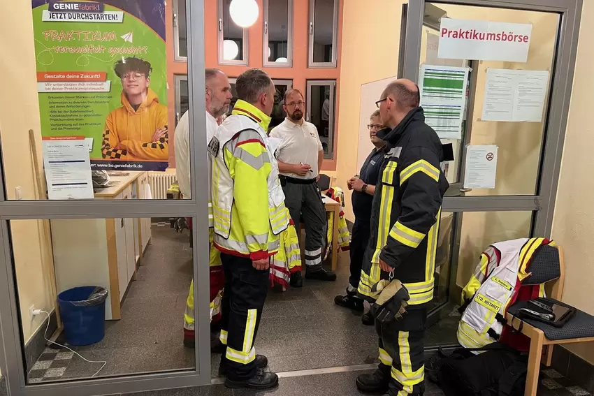 Auch der Notarzt war in der Goetheschule vor Ort, um die Menschen zu betreuen.