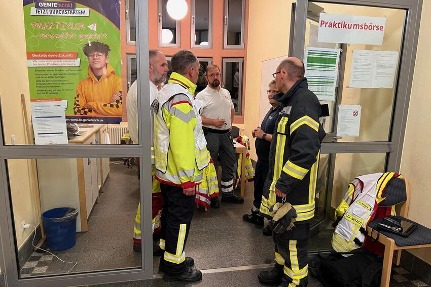 Auch der Notarzt ist in der Goetheschule vor Ort, um die Menschen zu betreuen.