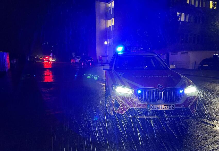 Vor dem Pfalzklinikum hat die Feuerwehr Stellung bezogen.