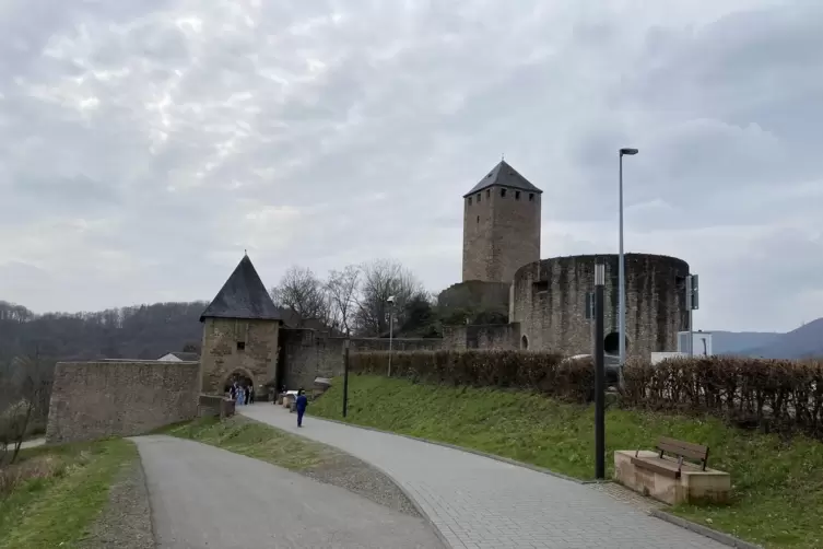 Das Eingangstor der Burg Lichtenberg ist Startpunkt der Wanderung mit kurzen Pausen zum Innehalten. 