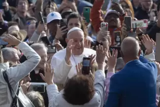 Die Nähe zu den Menschen, vor allem zu Armen und Benachteiligten, liegt dem 87-jährigen Papst Franziskus am Herzen.