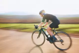 Auch im fortgeschrittenen Alter kann man noch mit dem Rennrad starten.