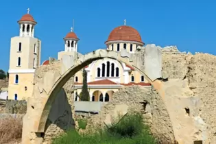 Rund 1100 Griechen und 600 Türken leben in Pyla auf engstem Raum. Die einen besuchen ihre orthodoxen Kirchen wie Agios Georgios