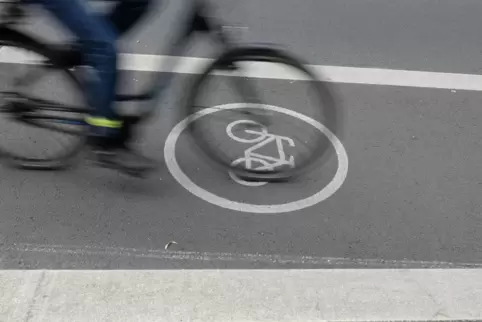 Obwohl er zum Abbiegen seinen Arm ausgestreckt hatte überholte ein Auto den Radfahrer, der sich beim Sturz verletzte. 