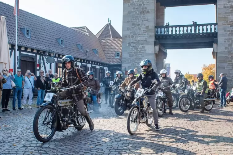 Baujahr 1913 ist das älteste Motorrad (vorn), das am Start war. 