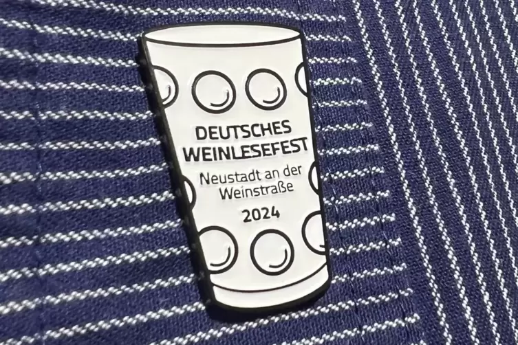 Im Dubbeglas-Format: der Pin zum Deutschen Weinlesefest 2024.