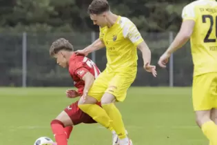 Im Derby zuletzt beim FCK II war der SV Morlautern, hier Moritz Jung (rechts) gegen Neal Gibs, in den Zweikämpfen meist nur zwei