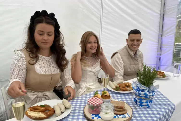 Vor der Arbeit das Vergnügen: die Influencer Sarah Strichert, Anna Wagner und Markus Moh Amar (v.l.) beim Weißwurstfrühstück