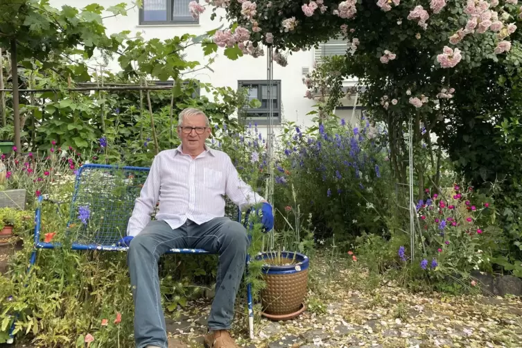 Hier fühlte er sich wohl: Horst Kuhn in seinem naturnahen Garten unter einem üppigen Rosenbusch. 