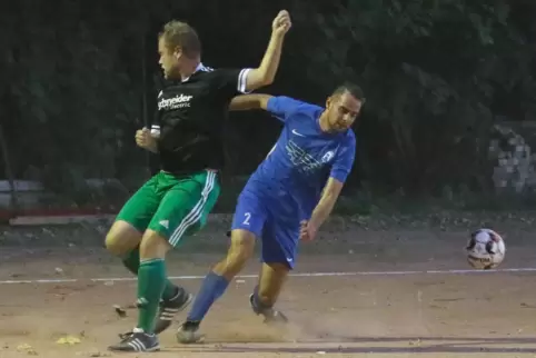 Johannes Weber (rechts) von der SG Appeltal im Spiel gegen den TuS Stetten, das sein Team mit 6:1 gewann. 