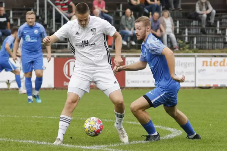 Max Niermann (rechts) vom SV Nanz-Dietschweiler im Spiel beim SV Kirchheimbolanden gegen Simon Bumb. 