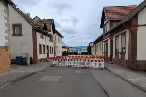 Die Miesenbacher Straße in Kottweiler-Schwanden ist an dieser Stelle voll gesperrt. 