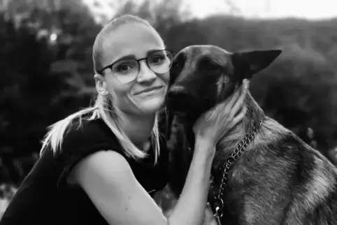 Für sie bedeutet das TVH-Team mehr als nur Handball: Sina Siegel, hier mit Hund Bronco. 