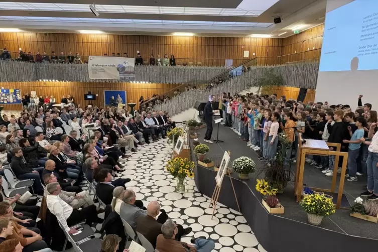 Talente fördern: Ein Chor der 6. Klassen singt bei der schmuckvollen Jubiläumsfeier in der Aula.