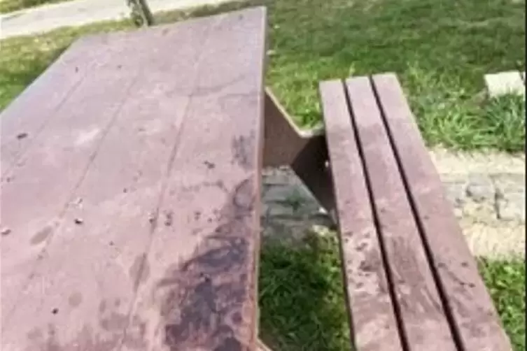 Von Brandflecken übersät: die Möbel auf dem Picknickplatz in Weisenheim am Sand.