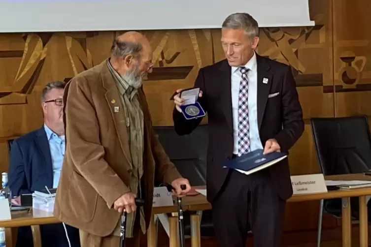 Höchste Auszeichnung des Landkreises: Ralf Leßmeister überreicht Harald Hübner (links) die Siebenpfeiffer-Medaille. 