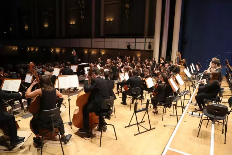 Das Sinfonieorchester der Musikhochschule Mannheim macht wie (fast) immer den Saisonauftakt bei den „Kurpfalzkonzerten“ im Saalb