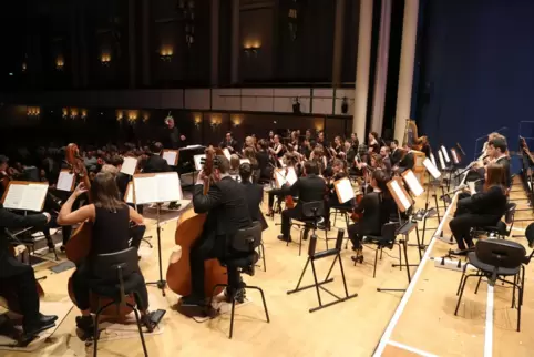 Das Sinfonieorchester der Musikhochschule Mannheim macht wie (fast) immer den Saisonauftakt bei den „Kurpfalzkonzerten“ im Saalb