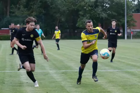 Traf zuletzt gleich sechs Mal: SG-Stürmer Fabian Schmitt (rechts).