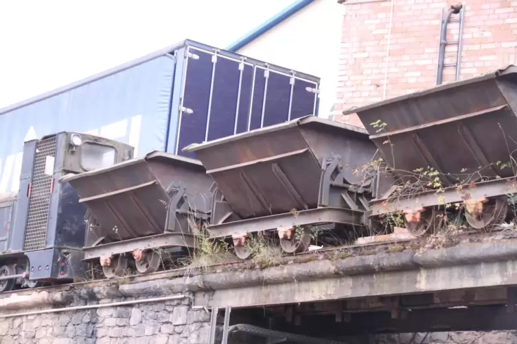 In solchen Waggons wurden früher Rohstoffe – beispielsweise Ton – transportiert. 