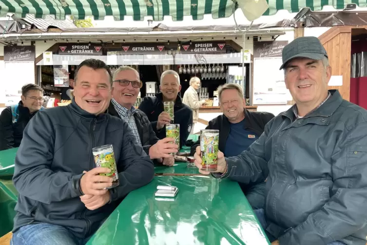 Genießen die Pfälzer Lebensfreude: der Würfelclub Klong Klong aus Argenstein bei Marburg beim Deutschen Weinlesefest. 