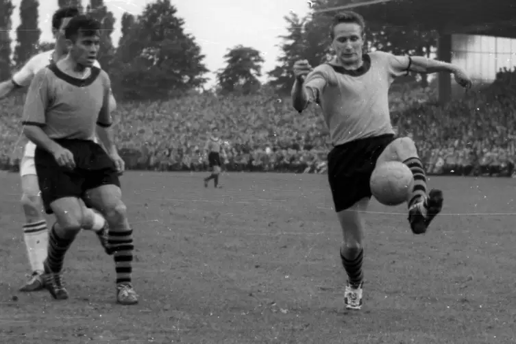 1956 und 1957: Im Trikot von Borussia Dortmund wird Helmut Kapitulski (am Bal) zweimal deutscher Meister. 