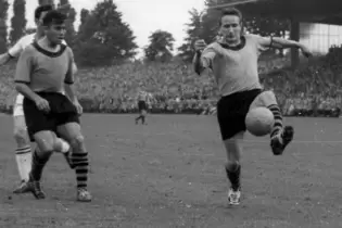 1956 und 1957: Im Trikot von Borussia Dortmund wird Helmut Kapitulski (am Bal) zweimal deutscher Meister.