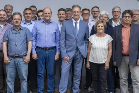 Ausschnitt aus dem Gruppenbild der VG-Ratsmitglieder. Er zeigt in der ersten Reihe von links Walter Lohse, Willi Boxheimer, Mich