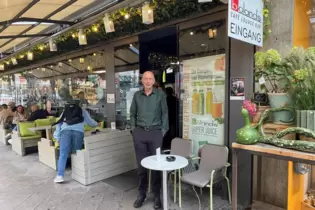 An einem der Eingänge zu seinem Café: Ronnie Boland.