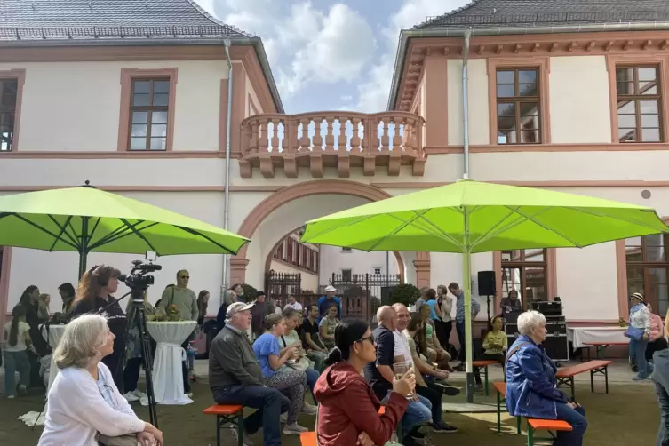 Hier findet am Samstag ab 10 Uhr er Markt statt: Hof des Leininger Oberhofs. 