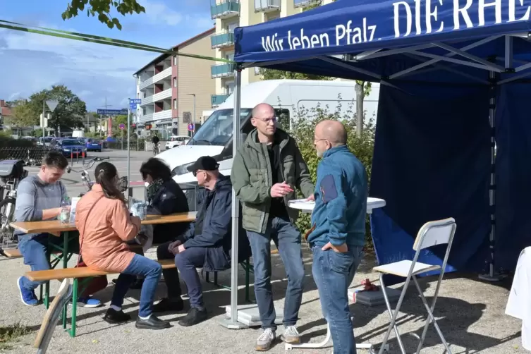 Viel Besuch am RHEINPFALZ-Stand: die Redakteure Timo Konrad (links) und Patrick Seiler im Gespräch.