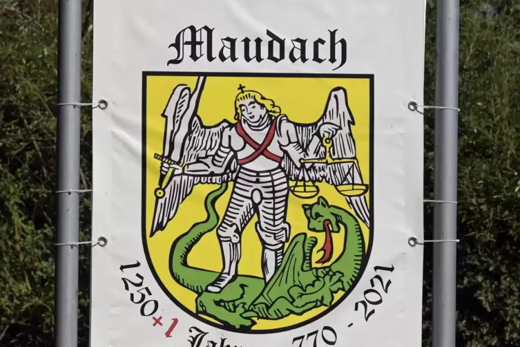 Das Maudacher Wappen zeigt den Erzengel Michael. 