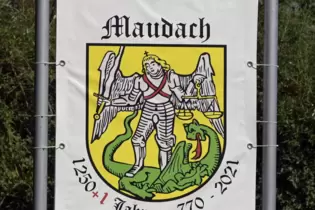 Das Maudacher Wappen zeigt den Erzengel Michael.