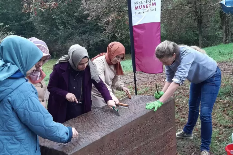 Sprachkursleiterin Julia Oeschger (rechts) mit Teilnehmerinnen ihres Deutsch-Konversations-Kurses.