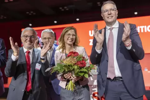 Sabine Bätzing-Lichtenthäler mit ihrem Vorgänger Roger Lewentz (links) und Ministerpräsident Alexander Schweitzer (rechts). 