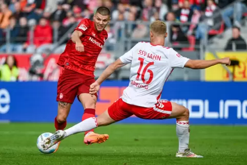 Blieb blass an seiner alten Wirkungsstätte in Regensburg: Erik Wekesser (links) vom 1. FC Kaiserslautern. 