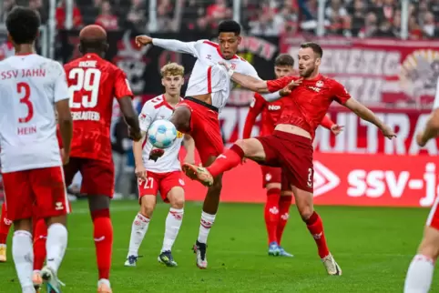 FCK-Abwehrspieler Boris Tomiak (rechts) fährt mit gemischten Gefühlen nach Kaiserslautern zurück – nicht als einziger. 