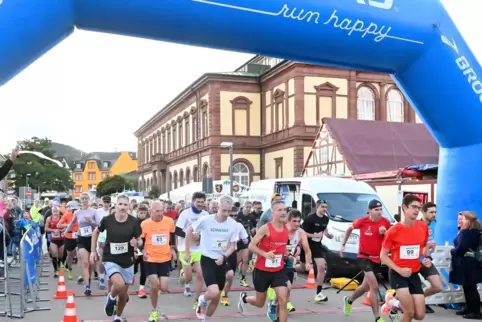 Eric Nies (Nr. 99) geht nach dem Start sofort in Führung. Philipp nBaron (Nr. 6) und Marko Martin (Nr. 91) werden später Zweiter