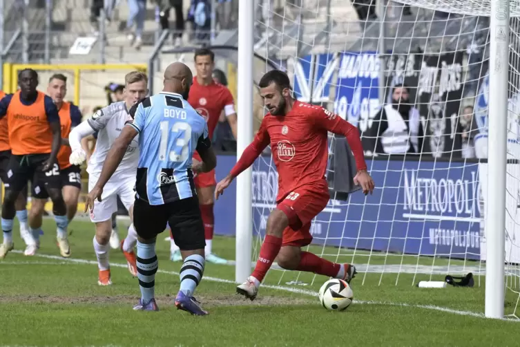 Abstauber: Nach einem Pfostenschuss reagiert Terrence Boyd am schnellsten und erzielt den Siegtreffer für Waldhof Mannheim. 