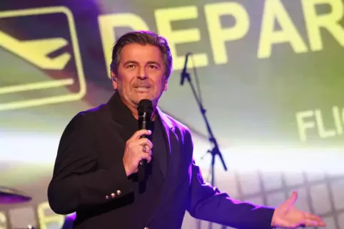 Nahm sein euphorisiertes Publikum mit auf eine Zeitreise: Thomas Anders in der Festhalle in Wörth. 