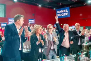 SPD-Bundesvorsitzender Lars Klingbeil mit Malu Dreyer, ihrem Mann Klaus Jensen, Kurt Beck und Rudolf Scharping.