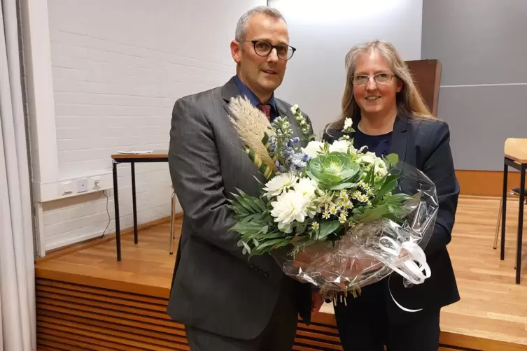  Daniela Freyer, Vorsitzende der Bezirkssynode, gratuliert Thomas Holtmann. 