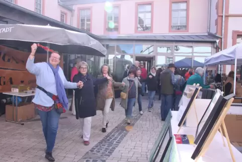 Kann viele Markt-Besucher im Leininger Oberhof zum spontanen Mitmachen animieren: Monika Macziol von der Musikschule Leiningerla