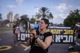 Autorin Julia Korbik ist überzeugt: Wenn Frauen sich zusammentun, werden sie gehört. Hier eine Demonstrantin in Tel Aviv, die ei