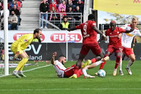 Eine der wenigen Großchancen für den FCK, aber Richmond Tachie (rechts) und Ragnar Ache bringen den Ball nicht im Tor unter. 